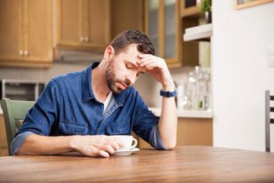 Мужчина пьет чай