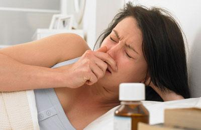 Девушка чихает