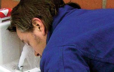 Промывка глаз водой