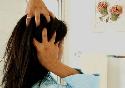 Втирание масла в кожу головы