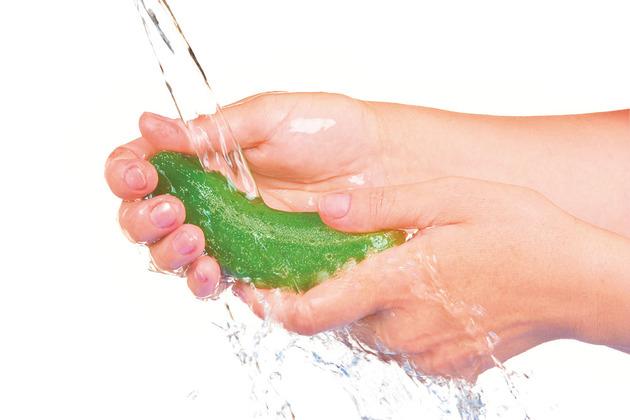 мыть огурцы