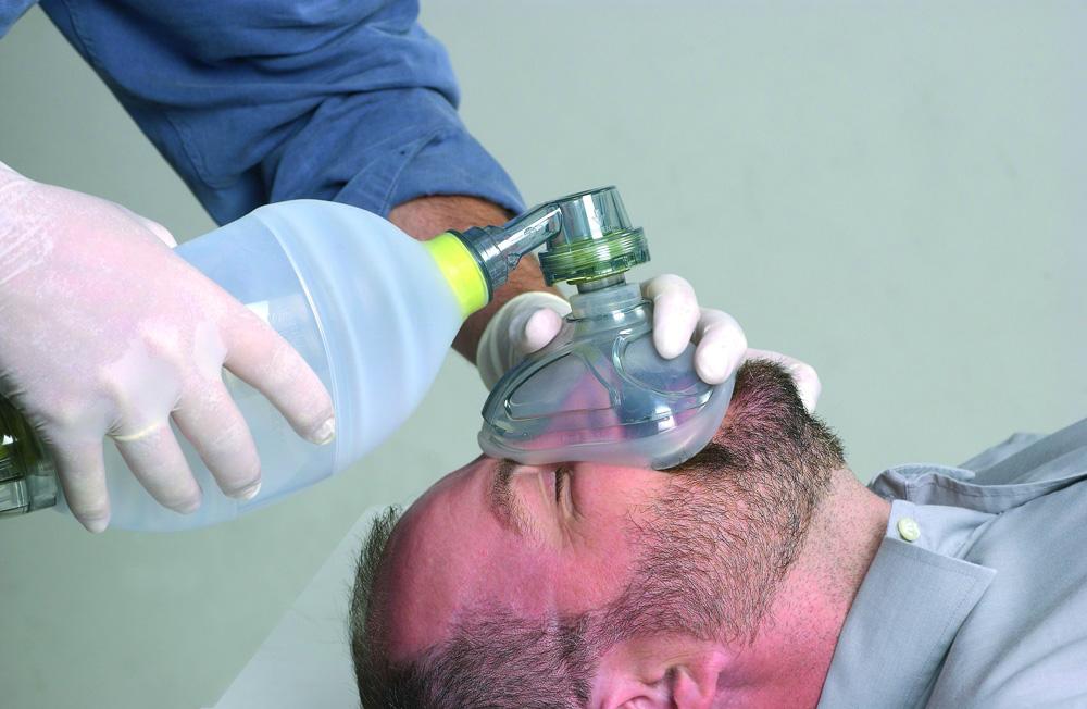 Проводят искусственную вентиляцию легких