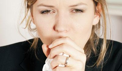 Девушка кашляет