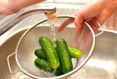 Промывание огурцов