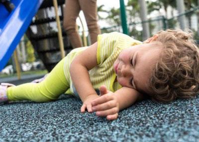 Ребенок упал на площадке