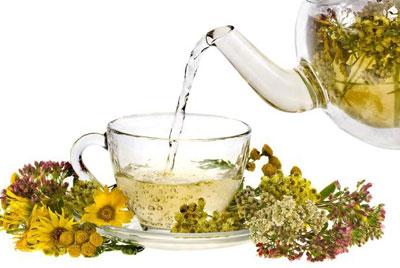 Заваренный травяной чай