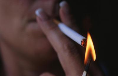 Прикуривание сигареты