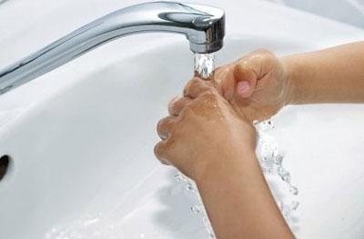 Промывать руку под проточной водой