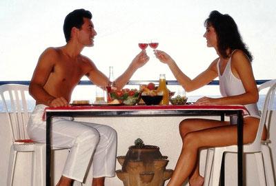 Молодая пара за столом