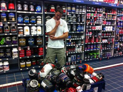 Выбор протеина в магазине