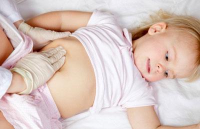 Пальпация живота ребенка