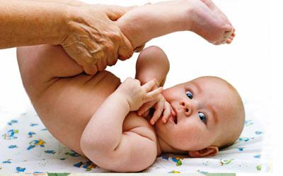 Положение малыша для клизмирования