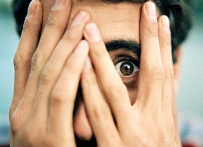 Мужчина закрывает лицо руками
