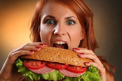 Переедание у девушки