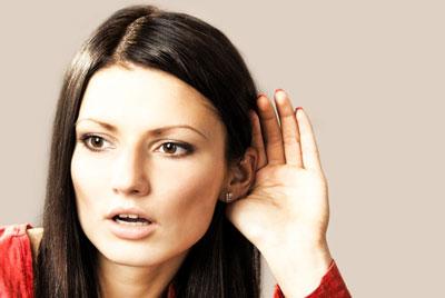 Девушка плохо слышит