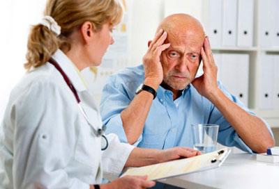 Пожилой человек у врача