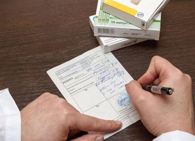 Врач выписывает рецепт