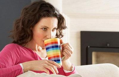 Девушка пьет воду