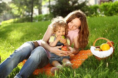 Фрукты на природе