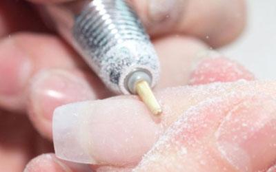 Спиливание нарощенных ногтей