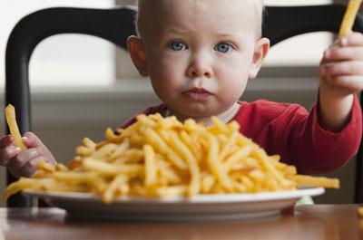 Ребенок есть картошку фри