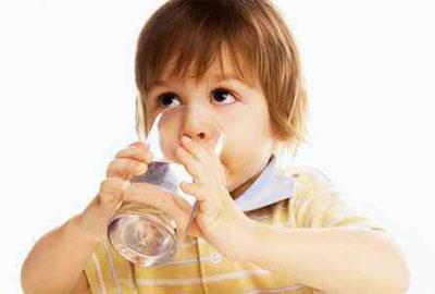 Ребенок пьет воду
