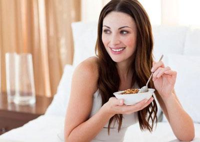 Девушка ест гречку