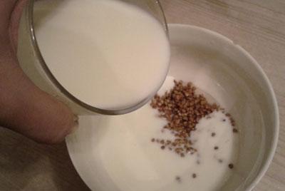 Добавление кефира в гречку