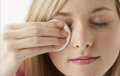 Промывание глаза тампоном