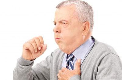 Мужчина кашляет