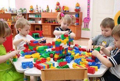 Дети играют в группе