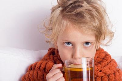 Ребенок пьет чай