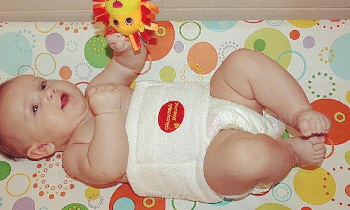 Ребенок с грелкой