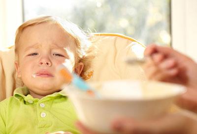 Заставлять ребенка кушать