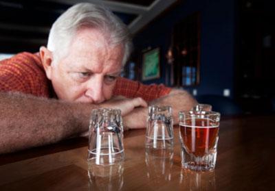 Пожилой человек в баре