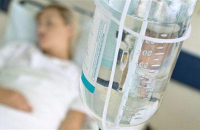 Женщина под капельницей