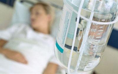 Девушка под капельницей