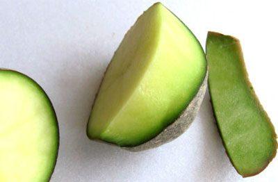 Разрезанный позеленевший картофель