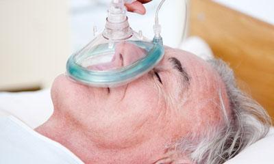 Пожилой человек под наркозом