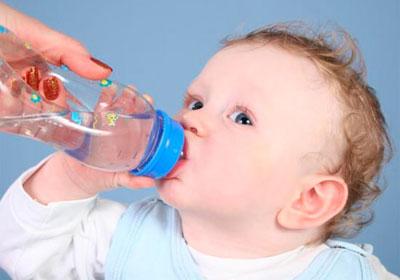 Малыш пьет воду