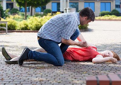 Помощь девушке в обмороке