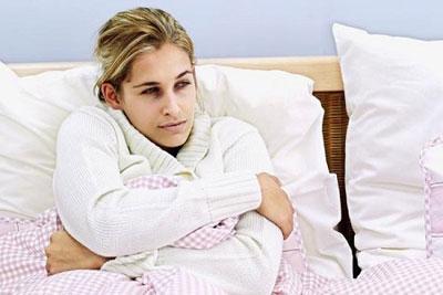 Девушку знобит