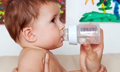 Ребенок пьет воду