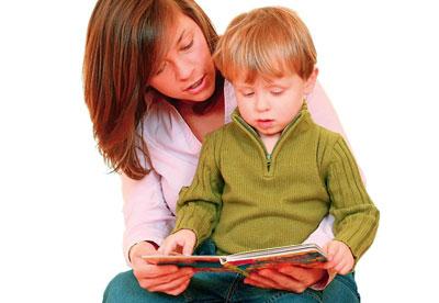 Ребенка учат читать