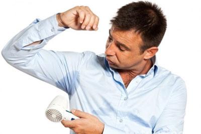 Вспотевший мужчина