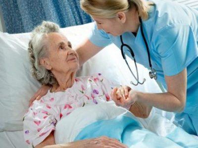 Больного удобно укладывают