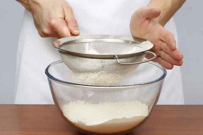 Смешивание муки и дрожжей