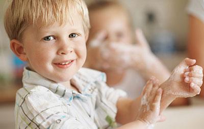 Ребенок моет руки