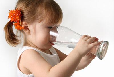 Ребенок пьет воду