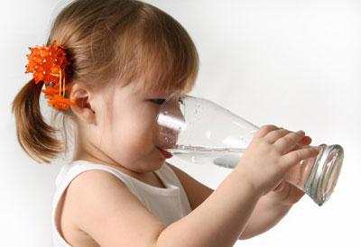 Ребенок пьет воду